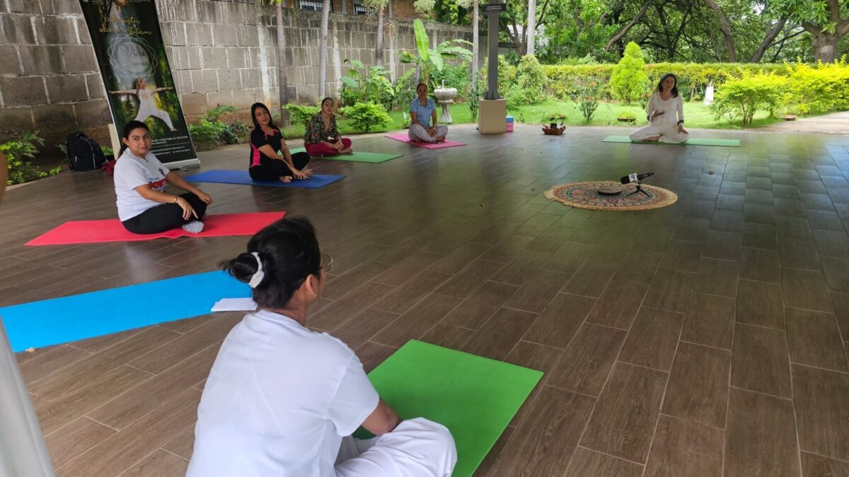 Promueven el yoga para que la juventud conecte con la naturaleza