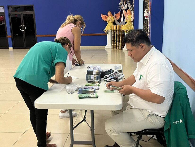 Servidores públicos del MINED reciben su salario anticipado de diciembre