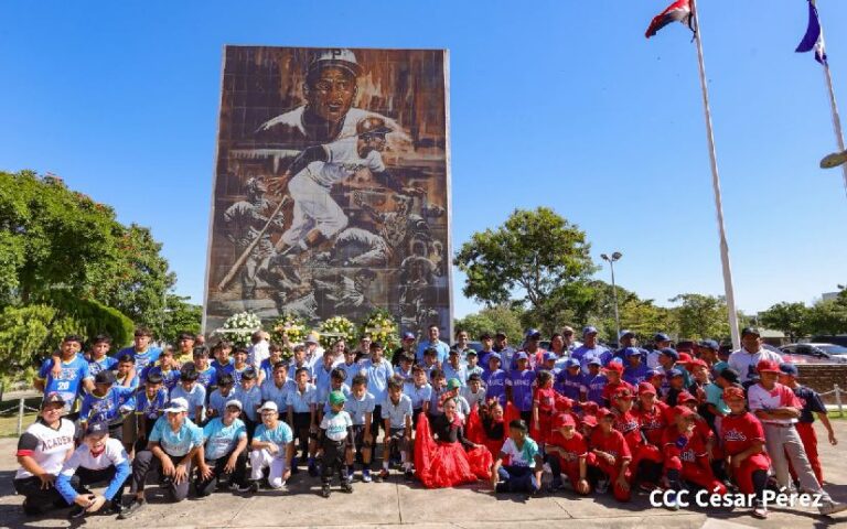 Deportistas de 37 academias rinden homenaje a Roberto Clemente
