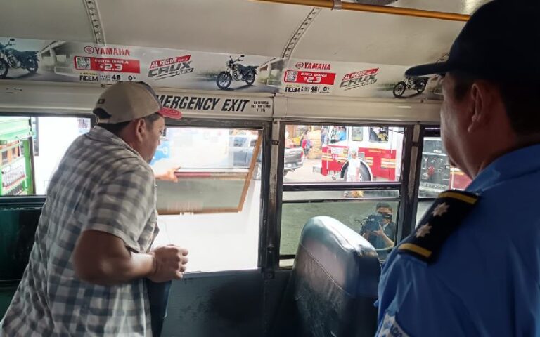 Bomberos inspeccionan unidades de transporte