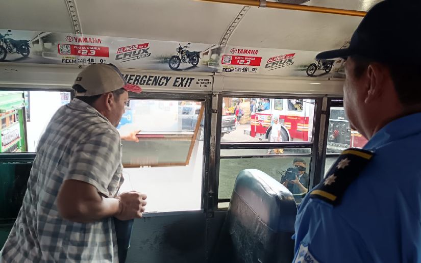 Bomberos inspeccionan unidades de transporte