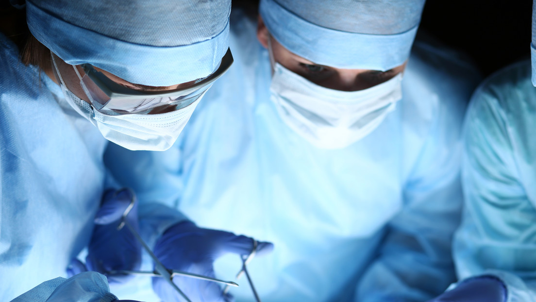 Falso médico realiza cirugía viendo YouTube y borracho