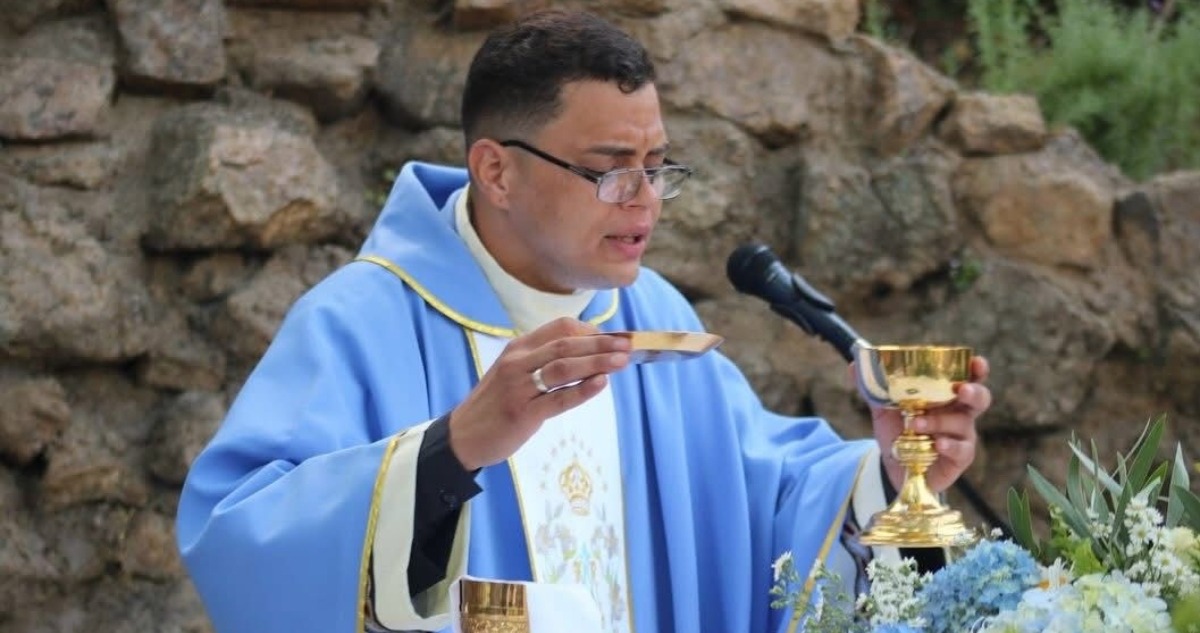 Celebraba misas y ritos sin ser sacerdote