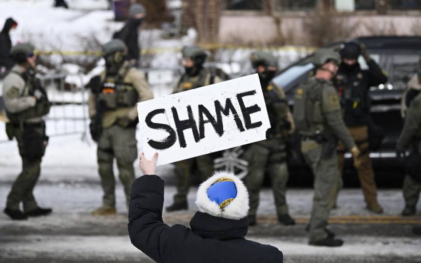 Agente migratorio mata a tiros a una mujer y desata protestas: ¿qué está pasando en Minesota?
