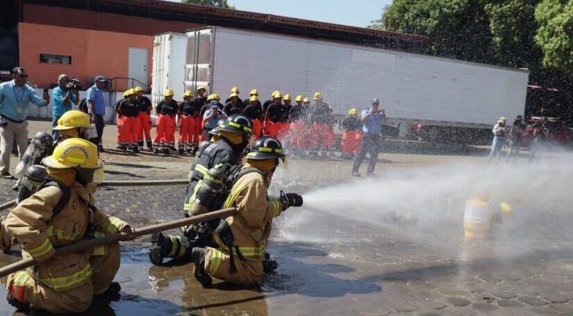 Aspirantes a bomberos realizan prácticas de extinción de incendios
