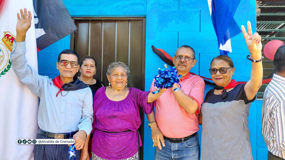 Autoridades de Granada entregan vivienda digna a docente