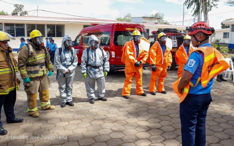 Bomberos entrenan para fortalecer sus habilidades