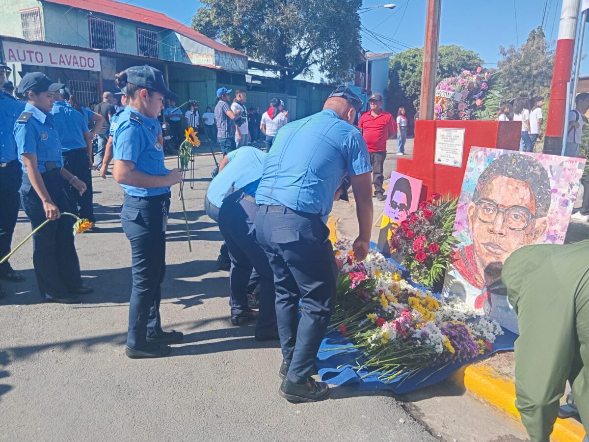 Los 39 Cadetes entre hombres y mujeres de la Vigésima Octava Promoción de la Policía Nacional, rindieron homenaje este jueves al poeta, guerrillero y militante sandinista, Leonel Rugama.