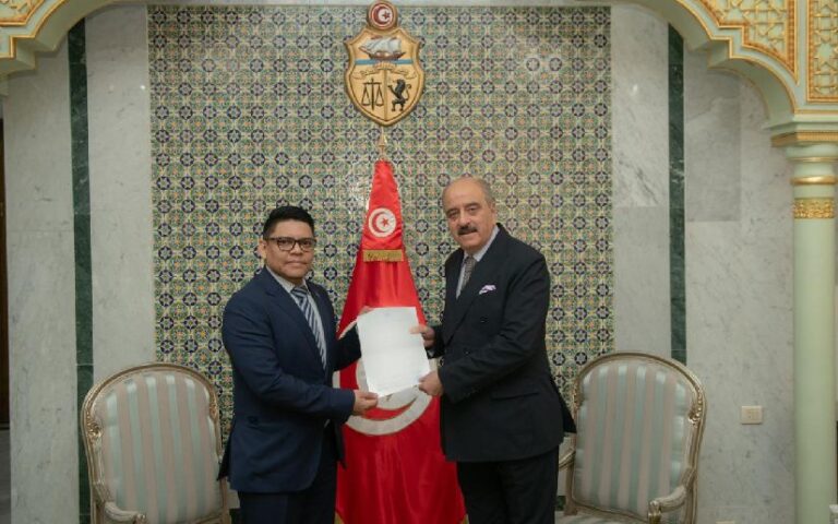 Embajador Carlos Díaz Moreira presenta Copias de Estilo en Túnez