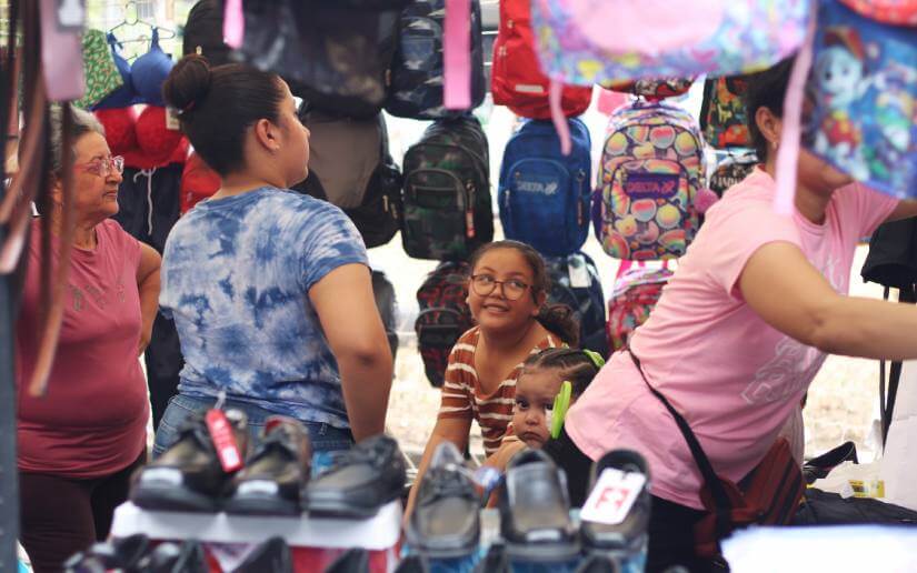 Comerciantes ofertan descuentos y promociones en útiles escolares