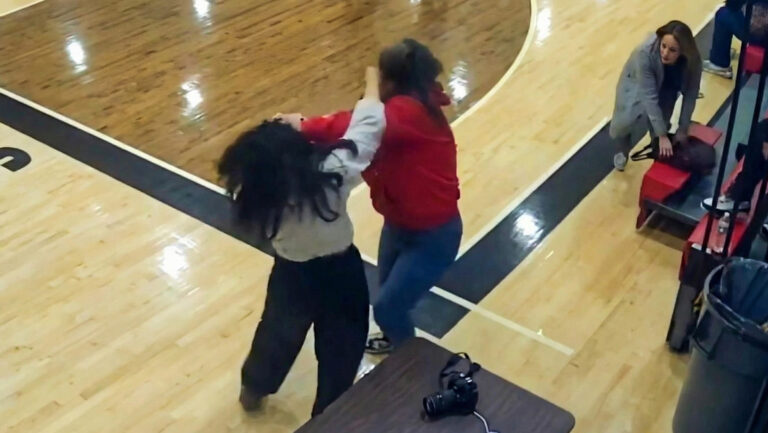 Dos madres se agarran a golpes durante un partido de baloncesto juvenil