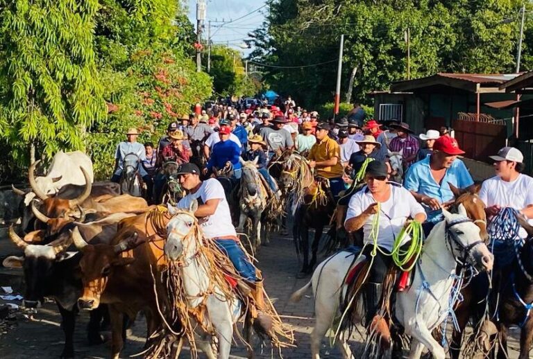 El Rosario inicia 2026 con el Tradicional Tope de Toros