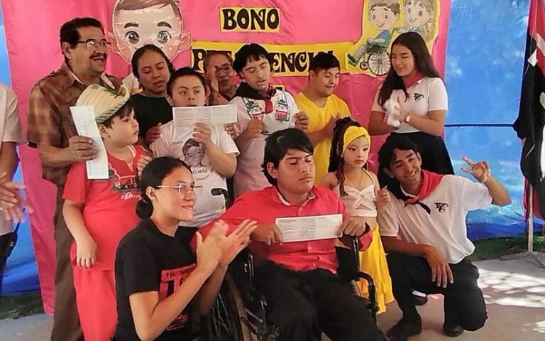 Entregan Bono Presidencial en la Escuela Especial de Ciudad Sandino