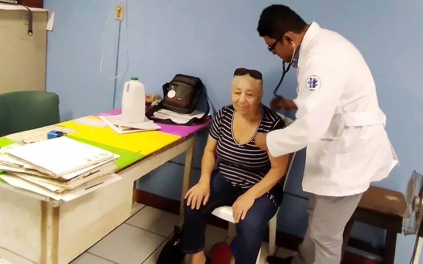 Feria de salud en Sabana Grande atiende a adultos mayores con enfermedades crónicas