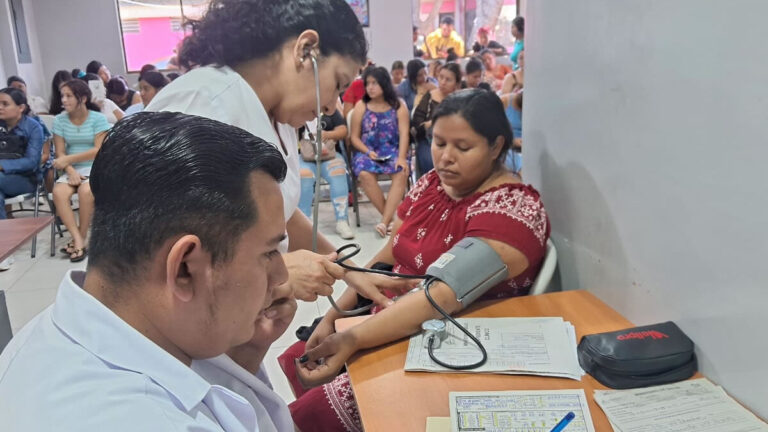Ferias de salud fortalecen la detección temprana de riesgos en embarazadas