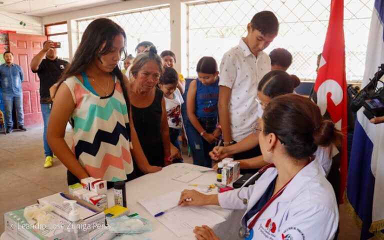 Gobierno acerca atenciones médicas a las familias de Villa Dignidad