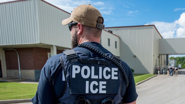 Donan 10.000 dólares al agente migratorio que mató a una mujer