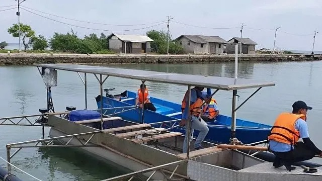 Indonesia pone en funcionamiento botes eléctricos para pescadores