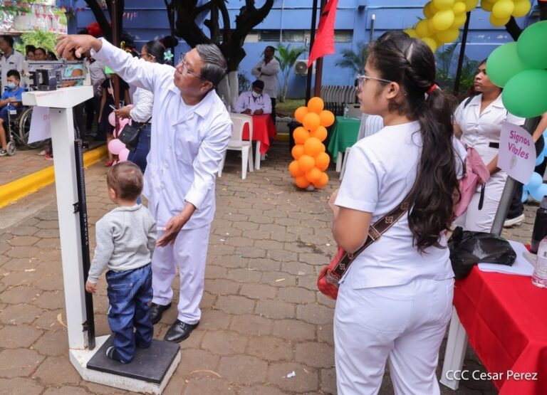 Atención y diversión con feria integral de salud en el Hospital La Mascota
