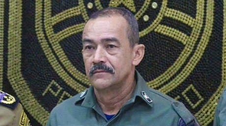 Lo castigan por tener el bigote largo