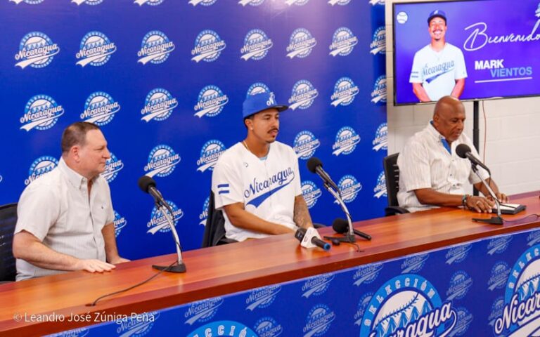 Mark Vientos recibe el uniforme de la Selección de Béisbol de Nicaragua