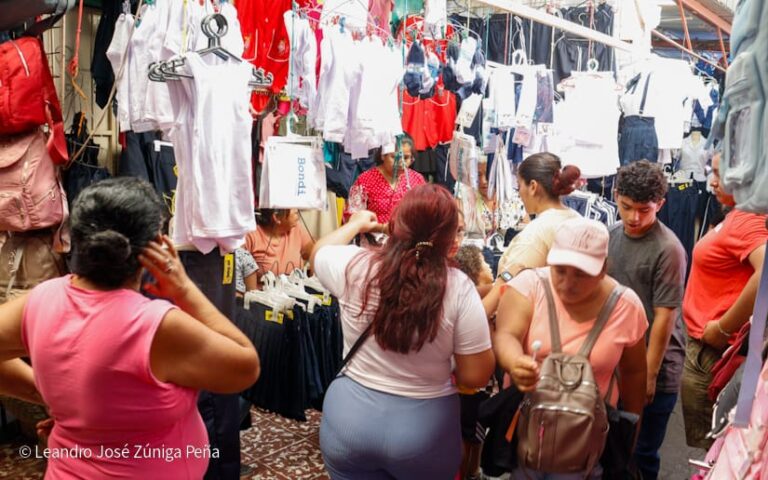 Mercado Oriental con gran dinamismo en ventas de artículos escolares