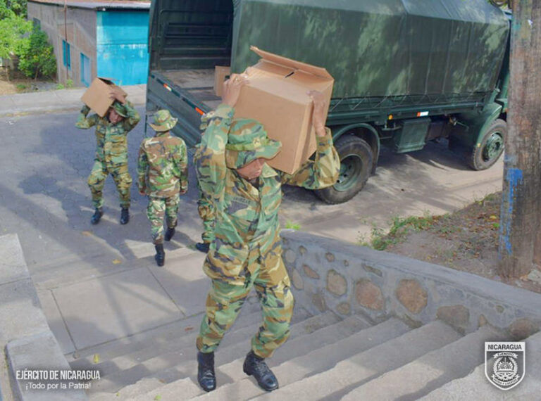 Miembros del Quinto Comando Militar Regional realizan cargue, traslado y descargue de merienda escolar