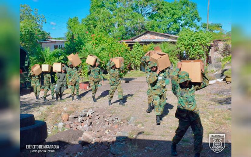 Miembros del Quinto Comando Militar Regional realizan cargue, traslado y descargue de merienda escolar
