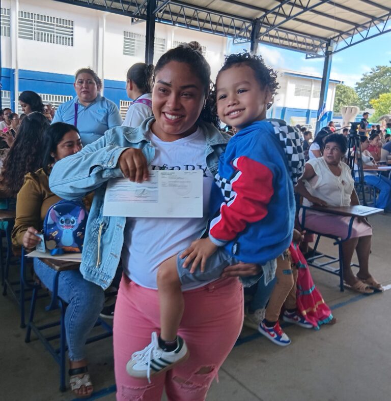 Niños y niñas del Centro Escolar Barriletes de Colores reciben su bono presidencial