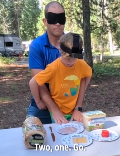 Padre e hijo en los Guinness Récord al elaborar sándwich en 36 segundos con los ojos vendados