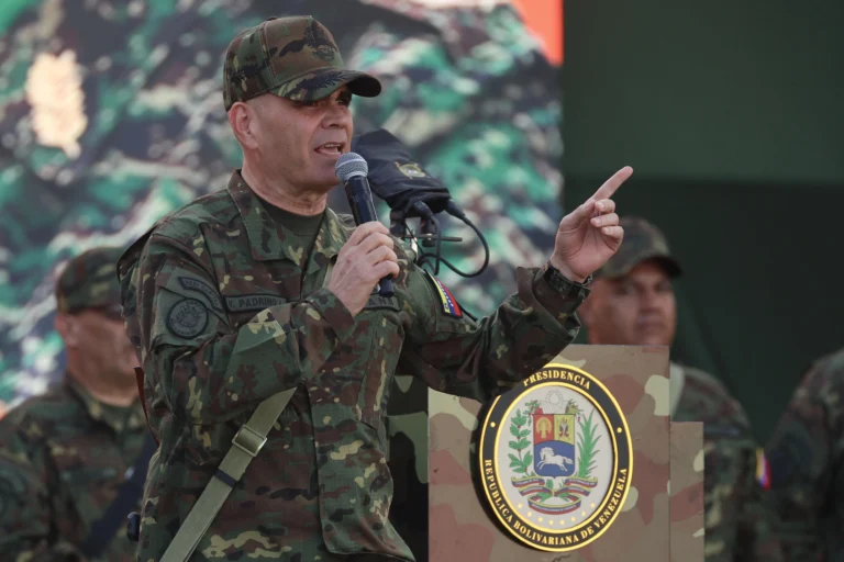Padrino López denuncia bombardeos de EE. UU. y activa defensa nacional