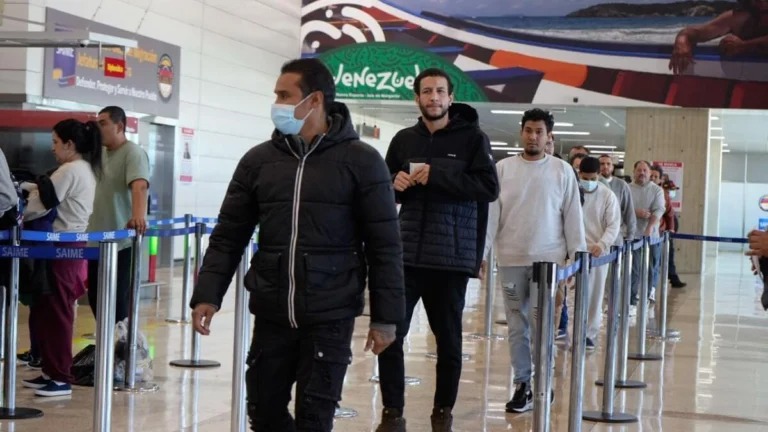 Retornan a Venezuela 128 connacionales procedentes de EEUU