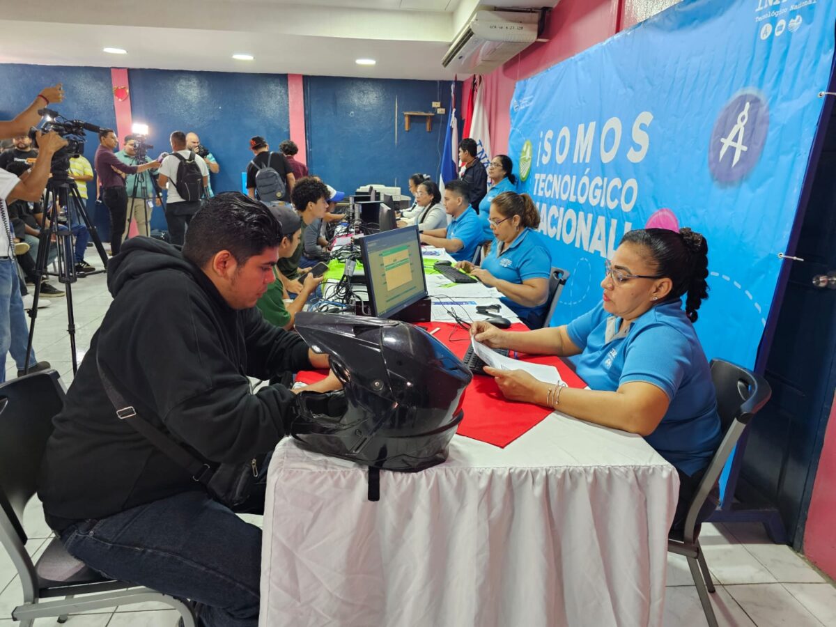 Todos quieren crecer: jóvenes aprovechan matriculas para carreras técnicas 