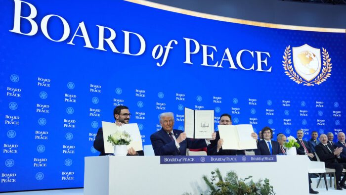 Trump hace efectiva la firma la carta de su Consejo de Paz