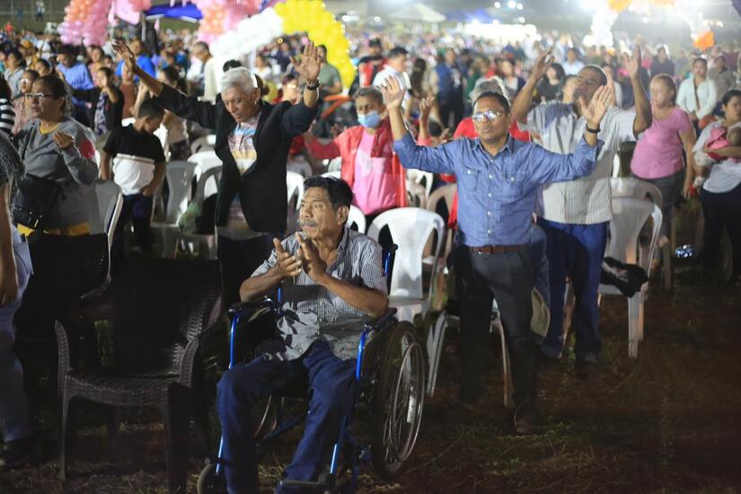 Más de 10 mil cristianos reciben el 2026 bajo la presencia de Dios