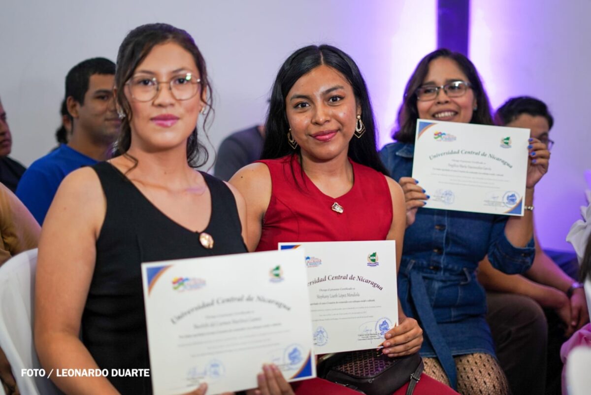 Entregan reconocimiento a más de 60 jóvenes