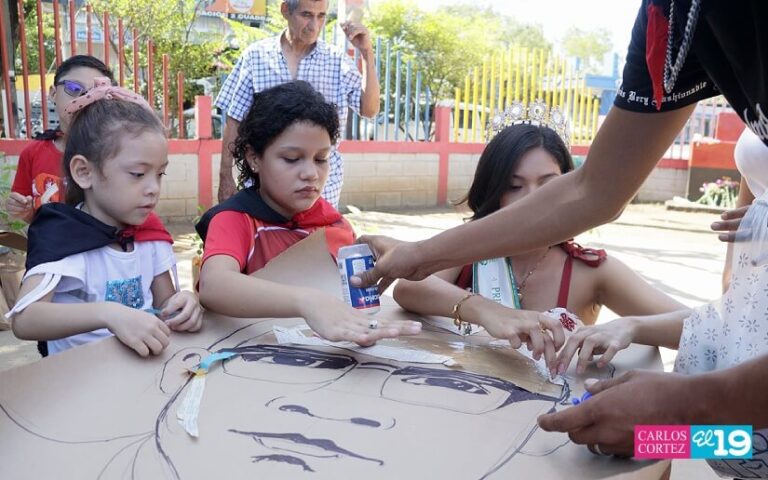 Rinden tributo a Leonel Rugama con bocetos de materiales orgánicos
