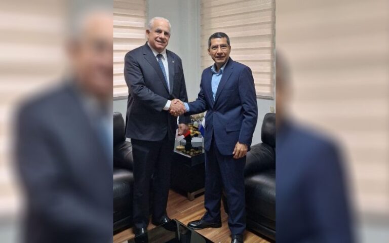 Compañero Carlos Midence en reunión con Ministro de Desarrollo Agropecuario de Panamá