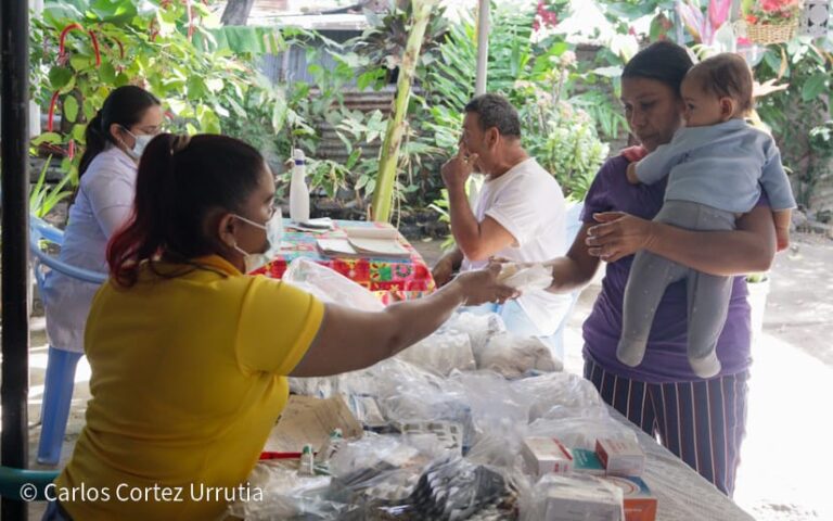 Familias de Las Piedrecitas reciben atención dermatológica