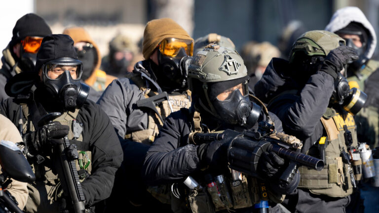 Agentes del ICE impiden a médico que presten ayuda a un hombre