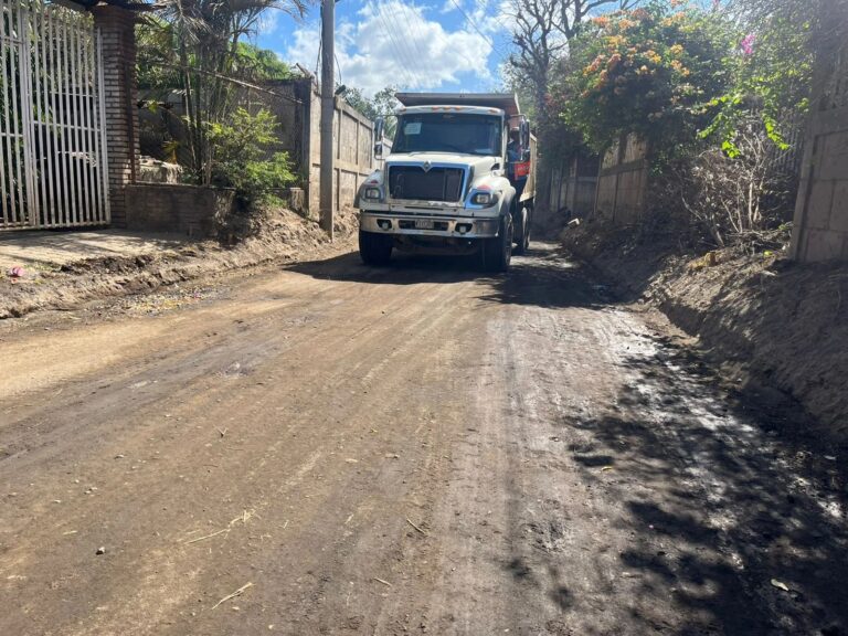 Supervisan proyecto de asfaltado en Comarca Nejapa