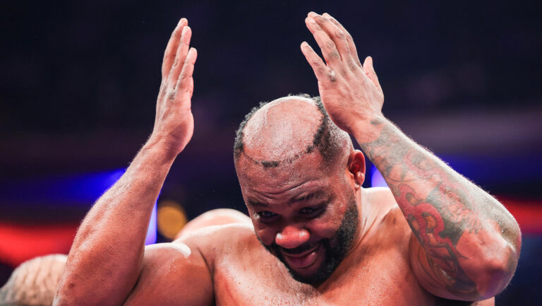 Boxeador queda sin su peluquín en pleno combate