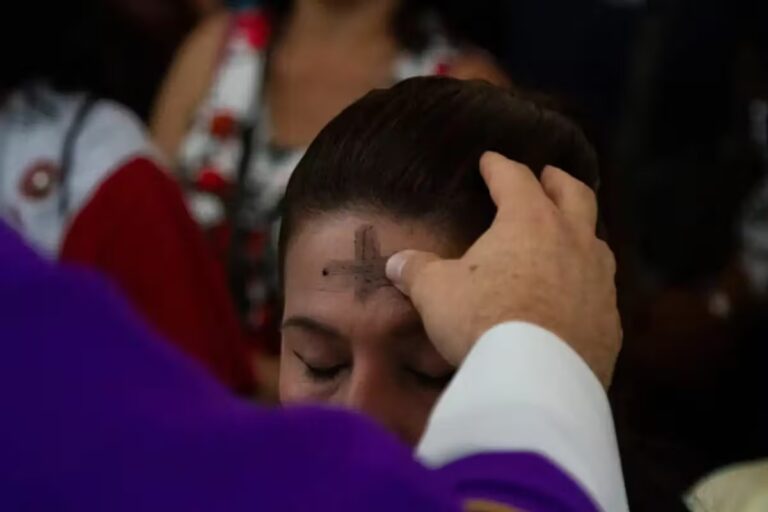Católicos celebran el Miércoles de Ceniza
