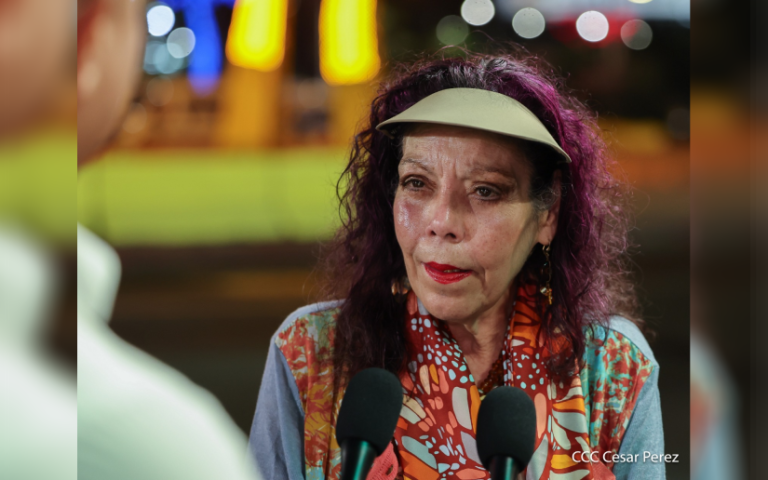 Compañera Rosario después del Acto de Entrega de Autobuses y Microbuses