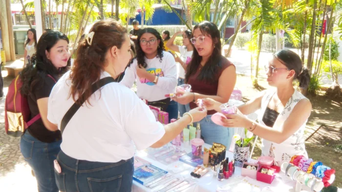 Estudiantes universitarios rinden homenaje a Darío