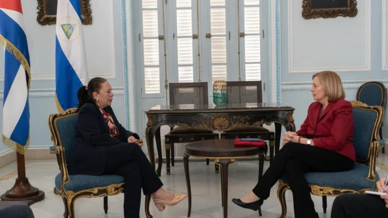 Daysi Torres, presenta Cartas de Estilo ante Gobierno y pueblo de Cuba