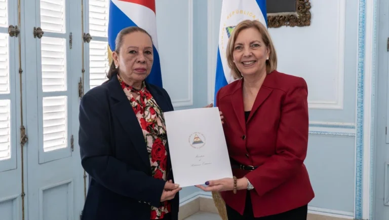 Nuestra Embajadora en Cuba presenta Copias de Estilo