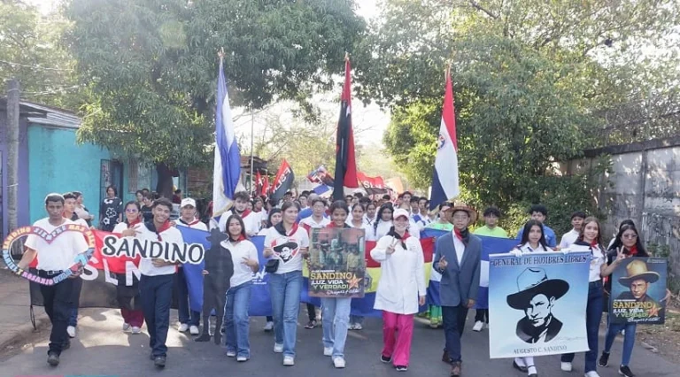 Desfile escolar en Managua celebra el legado de Sandino