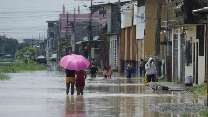 Ecuador mantiene alerta roja en seis provincias por intensas lluvias