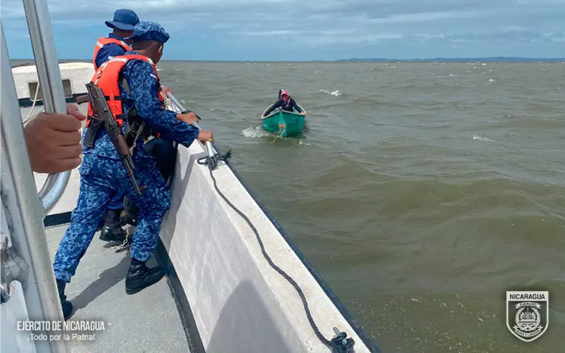 Ejército de Nicaragua rescata a ciudadana en el lago Cocibolca